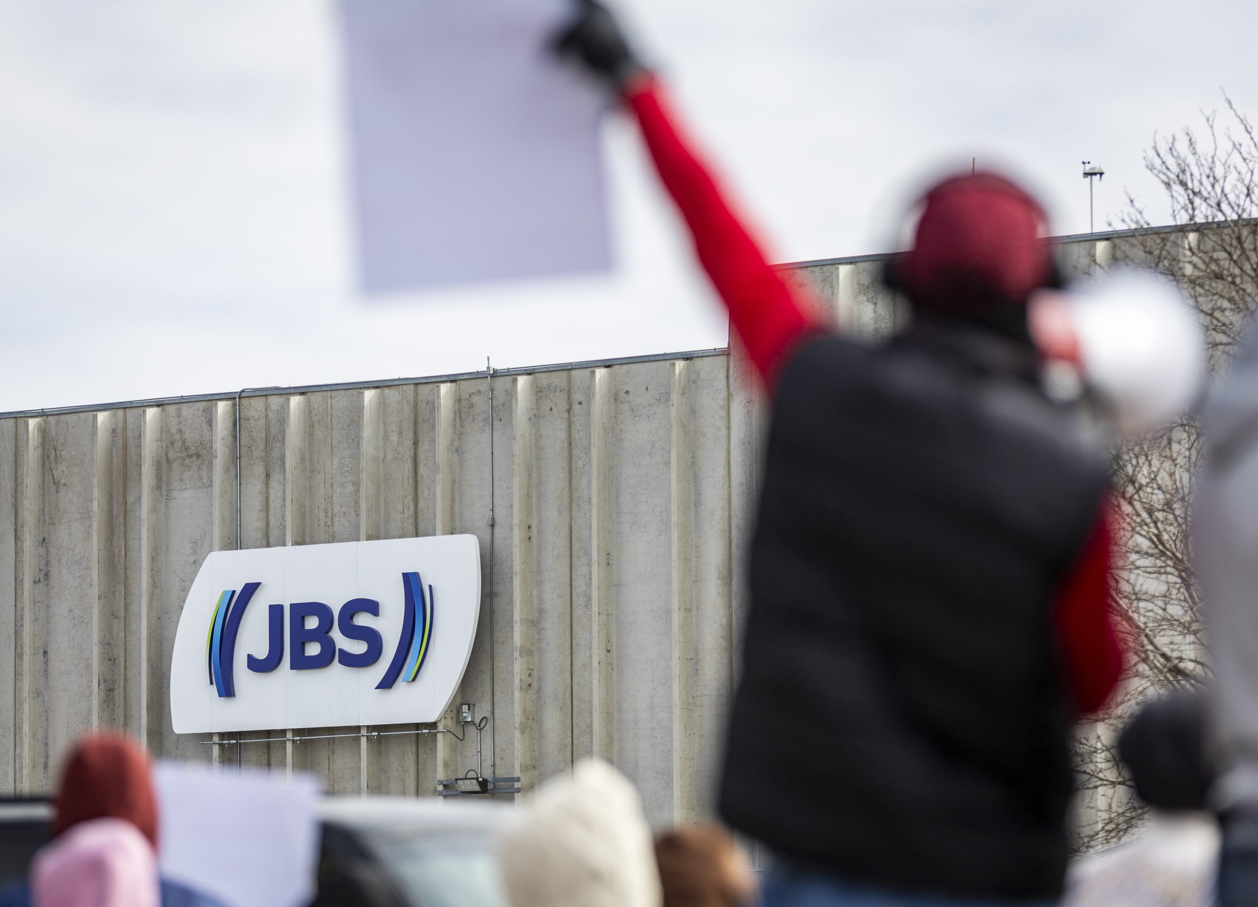 Immigrant workers launch largest US meatpacking strike in 40 years