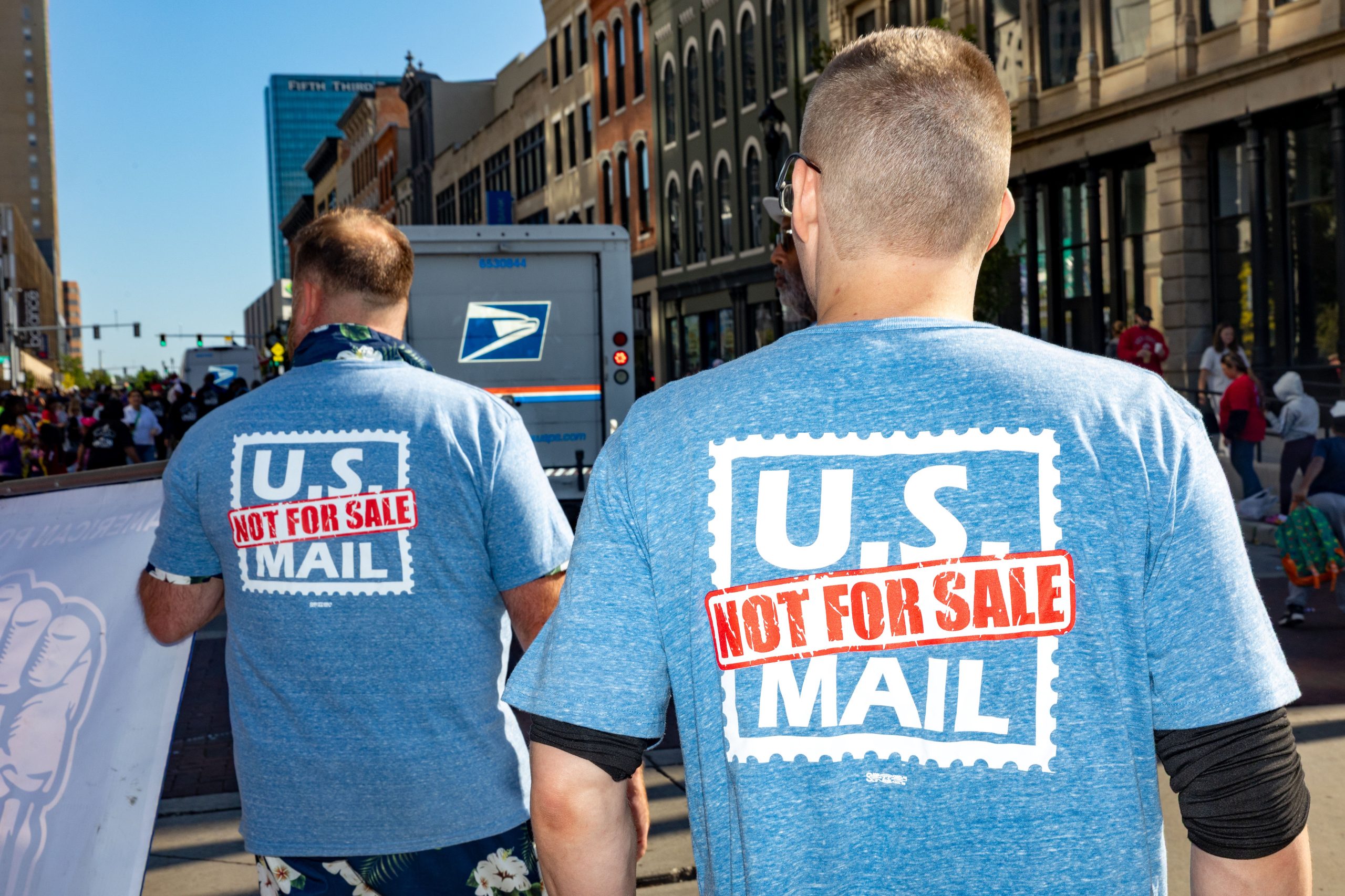 'Don’t be a snitch': US postal workers side with communities over collaboration with ICE